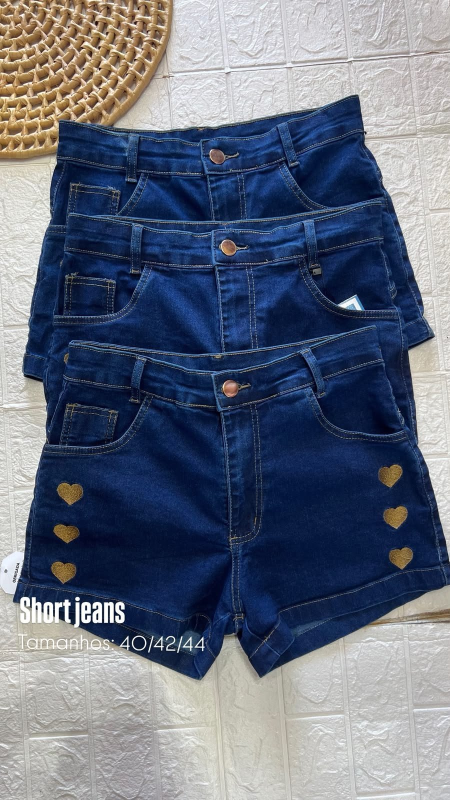 Short Jeans Feminino com Corações Bordados