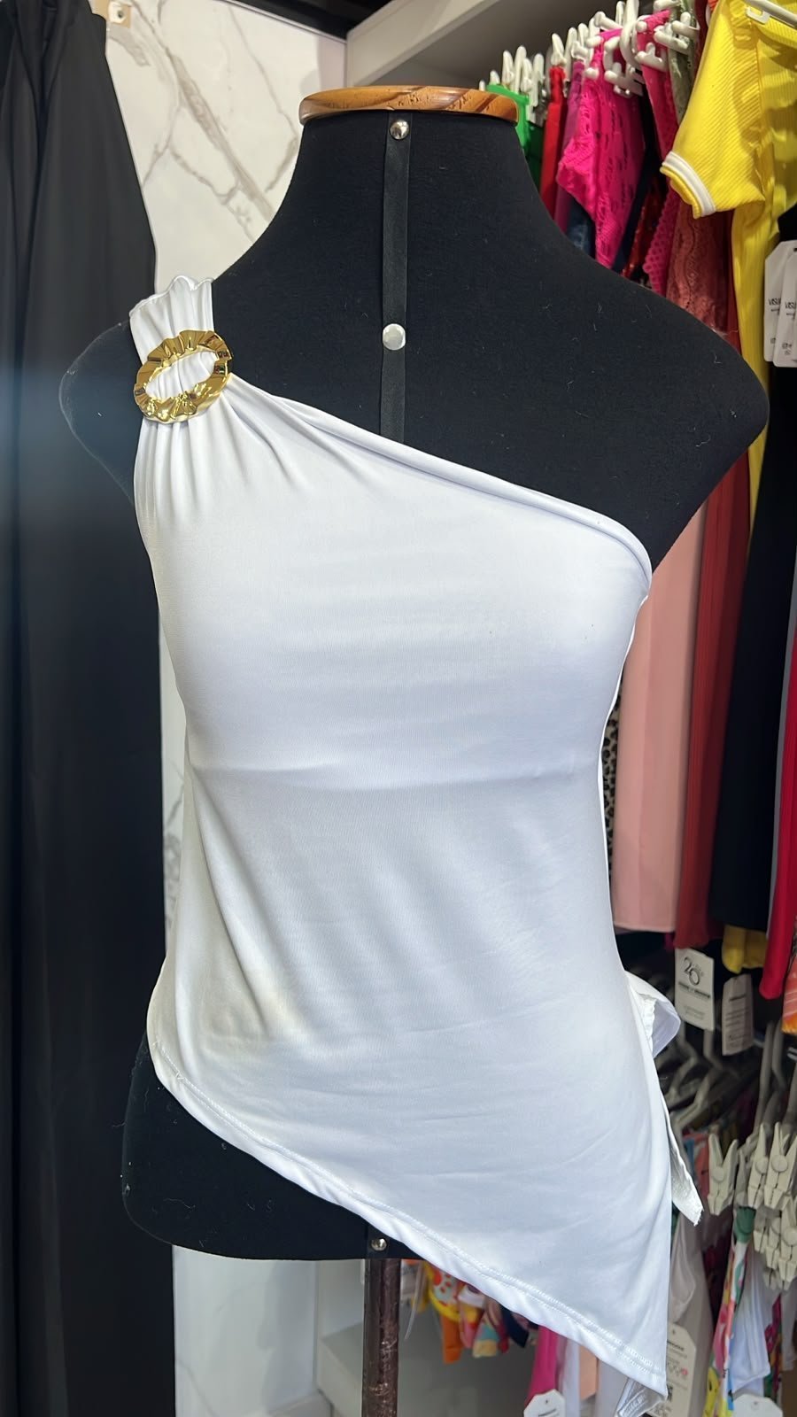 Blusa Ombro Único com Fivela